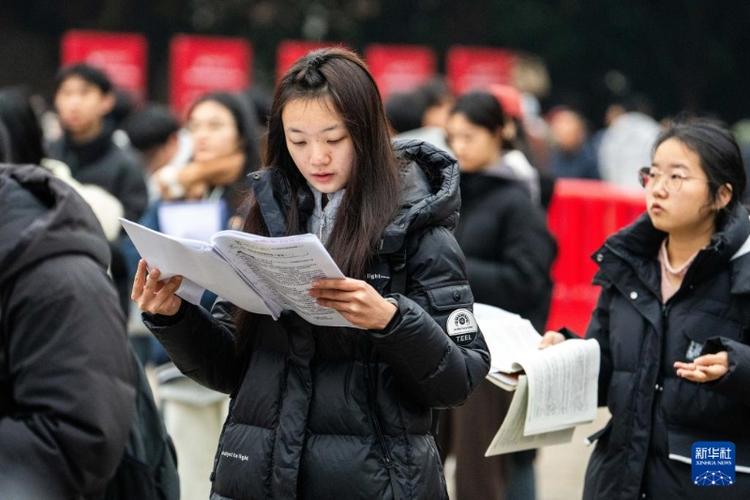 全国硕士研究生考试今日举行，考生满怀信心应考